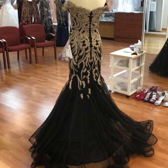 ⭐️SOLD⭐️ Black prom dress with gold stitch - Picture 4 of 8